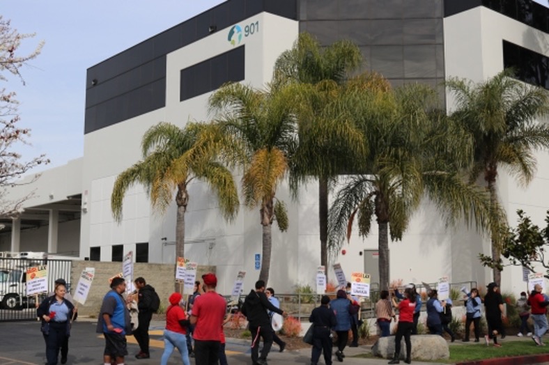 Trabajadores de servicio de comida de Flying Food Group presentaron una queja de Cal/OSHA contra la empresa, alegando que la gerencia cerró las puertas y aumentó la seguridad en la planta de Inglewood el mismo día que los empleados se preparaban para protestar por salarios más altos. Aquí son vistos durante su protesta el 2 de febrero. (Foto cortesía de Unite Here Local 11)