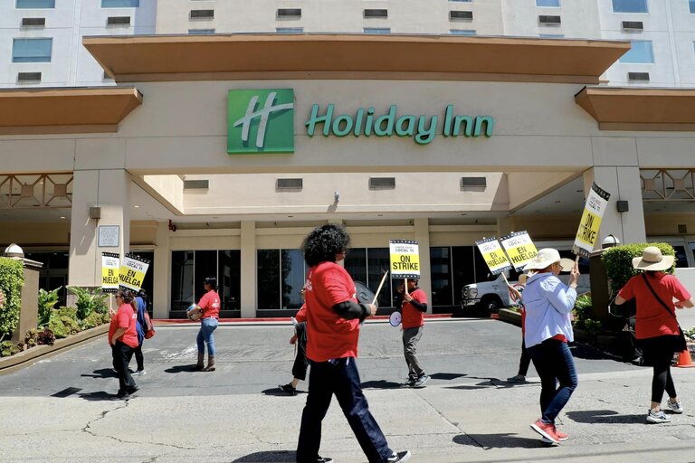 Hotel workers picket outside the Holiday Inn LAX